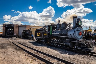 Antonito, CO - 23 Ağustos 2021: Denver ve Rio Grande 425 numaralı Baldwin buharlı lokomotifi, Antonito, Colorado 'daki Cumbres ve Toltec Demiryolları' ndaki kamusal buhar sırasında yandı.