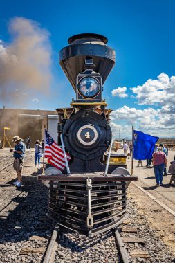 Antonito, CO - 23 Ağustos 2021: Baldwin buharlı lokomotifi Eureka ve Palisade 4 'ü, Antonito, Colorado' daki Cumbres ve Toltec Demiryolları 'ndaki kamusal buhar sırasında yakan ahşap..