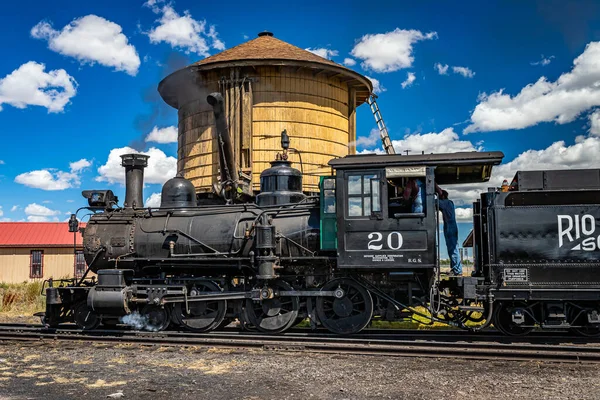 Antonito, CO - 23 Ağustos 2021: Coal burning Schenectady Buharlı Lokomotif Rio Grande Southern 20 Cumbres ve Colorado 'daki Toltec Demiryolu İstasyonu' nda bir kamusal buhar sırasında.