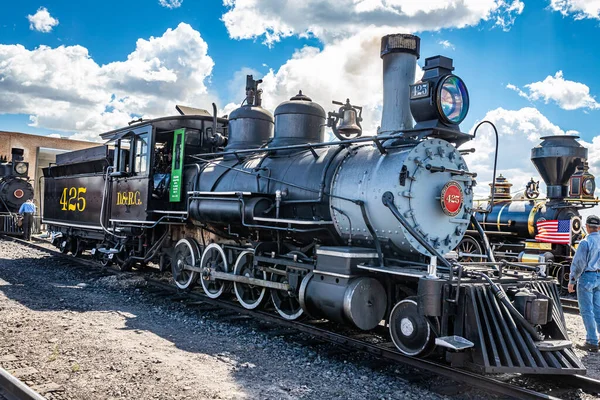 Antonito, CO - 23 Ağustos 2021: Denver ve Rio Grande 425 numaralı Baldwin buharlı lokomotifi, Antonito, Colorado 'daki Cumbres ve Toltec Demiryolları' ndaki kamusal buhar sırasında yandı.