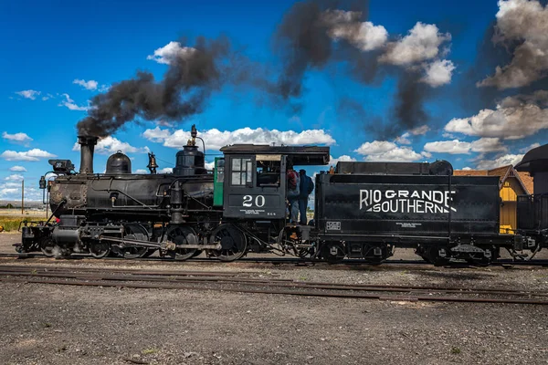 Antonito, CO - 23 Ağustos 2021: Coal burning Schenectady Buharlı Lokomotif Rio Grande Southern 20 Cumbres ve Colorado 'daki Toltec Demiryolu İstasyonu' nda bir kamusal buhar sırasında.