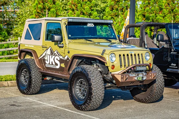Güvercin Forge, TN - 25 Ağustos 2017: Modifiye edilmiş Off Road Jeep Wrangler JK Spor Yerel bir hevesli mitingde.