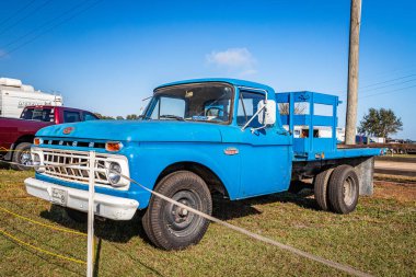 Fort Meade, FL - 23 Şubat 2022: 1965 Ford 1 Ton Truck Yerel traktör gösterisinde.