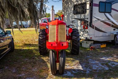 Fort Meade, FL - 23 Şubat 2022: 1953 Cockshut Model 20 Traktör Yerel traktör gösterisinde