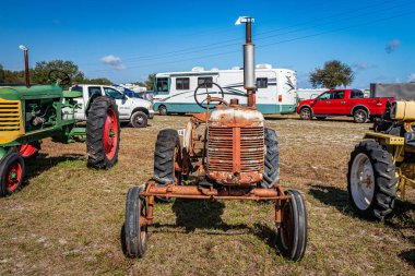Fort Meade, FL - 23 Şubat 2022: 1939 Uluslararası Hasatçı McCormick Farmall Model A yerel traktör fuarında