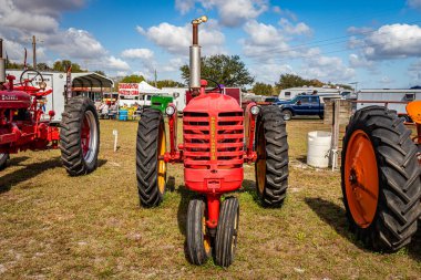 Fort Meade, FL - 23 Şubat 2022: 1946 Massey Harris Model 30 yerel traktör gösterisinde