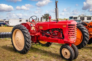 Fort Meade, FL - 23 Şubat 2022: 1946 Massey Harris Model 30 yerel traktör gösterisinde