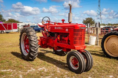 Fort Meade, FL - 23 Şubat 2022: 1950 Uluslararası Hasatçı McCormick Farmall Model M yerel traktör fuarında