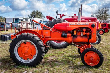 Fort Meade, FL - 23 Şubat 2022: 1938 Allis-Chalmers model B yerel traktör gösterisinde