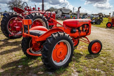 Fort Meade, FL - 23 Şubat 2022: 1938 Allis-Chalmers model B yerel traktör gösterisinde