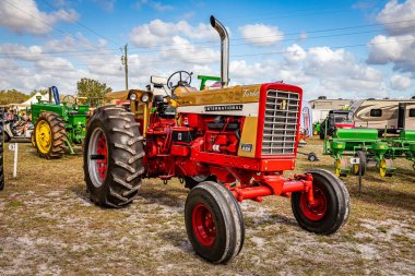 Fort Meade, FL - 23 Şubat 2022: 1969 Uluslararası Hasatçı Farmall 826 Turbo Yerel traktör fuarında