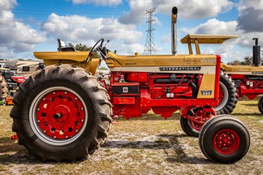 Fort Meade, FL - 23 Şubat 2022: 1969 Uluslararası Hasatçı Farmall 826 Turbo Yerel traktör fuarında