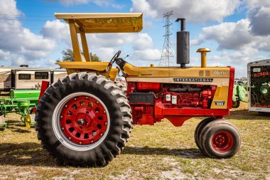 Fort Meade, FL - 23 Şubat 2022: 1970 Uluslararası Hasatçı Farmall 1026 Hydro yerel traktör fuarında