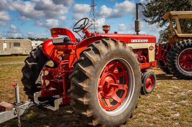Fort Meade, FL - 23 Şubat 2022: 1958 Farmall 560 Diesel Traktör yerel traktör gösterisinde