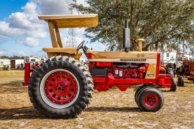 Fort Meade, FL - 23 Şubat 2022: 1969 Uluslararası Hasatçı Farmall 1456 Turbo Yerel traktör fuarında
