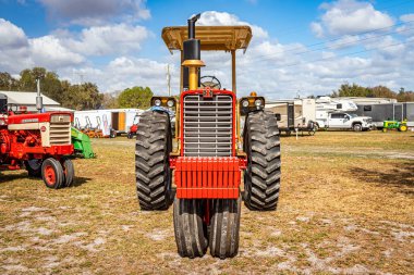 Fort Meade, FL - 23 Şubat 2022: 1969 Uluslararası Hasatçı Farmall 1456 Turbo Yerel traktör fuarında