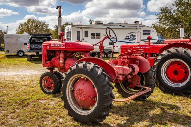 Fort Meade, FL - 23 Şubat 2022: 1939 Uluslararası Hasatçı McCormick Farmall Model B Traktörü yerel traktör fuarında.