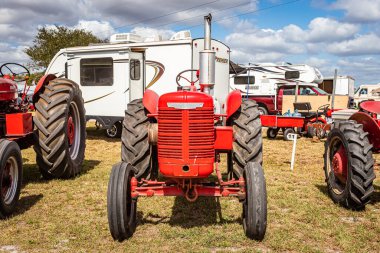 Fort Meade, FL - 23 Şubat 2022: 1940 McCormick-Deering W-4 Yerel traktör gösterisinde standart.