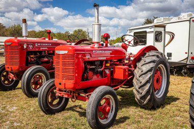 Fort Meade, FL - 23 Şubat 2022: 1940 McCormick-Deering W-4 Yerel traktör gösterisinde standart.