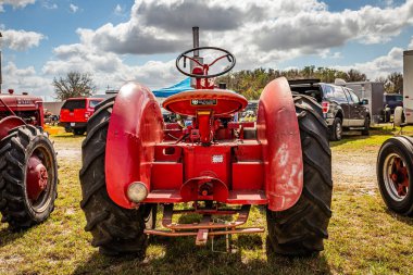 Fort Meade, FL - 23 Şubat 2022: 1940 McCormick-Deering W-4 Yerel traktör gösterisinde standart.