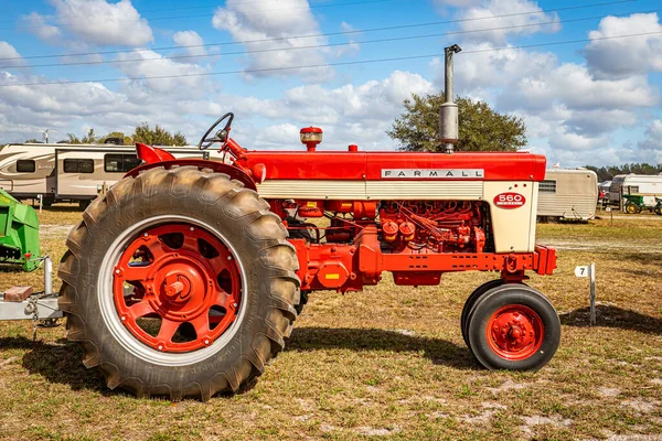 Fort Meade, FL - 23 Şubat 2022: 1958 Farmall 560 Diesel Traktör yerel traktör gösterisinde