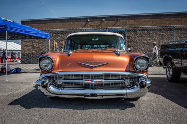 Lübnan, TN - 14 Mayıs 2022: 1957 Chevrolet 210 İstasyon Vagonunun yerel bir araba fuarında ön görüntüsü.