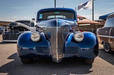 Lübnan, TN - 14 Mayıs 2022: Yerel bir araba fuarında 1939 Chevrolet Master Deluxe coupe 'un düşük perspektifli ön görüntüsü.