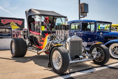 Lübnan, TN - 14 Mayıs 2022: Yerel bir otomobil fuarında 1923 Ford Model T Street Rod T kova ön köşe görüntüsü.