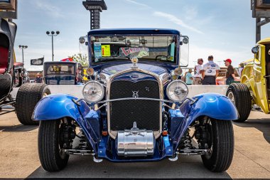 Lübnan, TN - 14 Mayıs 2022: Yerel bir otomobil fuarında 1931 Ford Model A Deluxe Tudor Sedan 'ın düşük perspektifli ön görüntüsü.