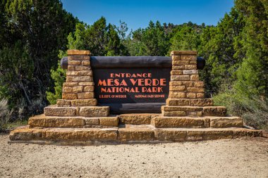 Mesa Verde Ulusal Parkı, Colorado, ABD - 17 Ağustos 2021: Colorado 'daki Mesa Verde Ulusal Parkı' na giriş işareti.