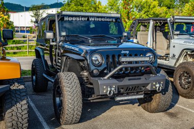 Güvercin Forge, TN - 25 Ağustos 2017: Modifiye edilmiş Off Road Jeep Wrangler JK Spor Yerel bir hevesli mitingde.
