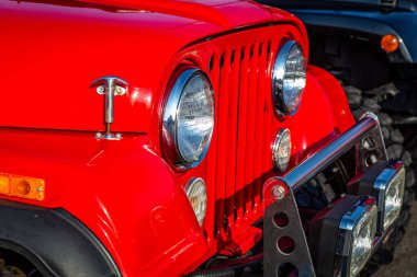 Güvercin Forge, TN - 25 Ağustos 2017: Yerel bir hevesli mitingde modifiye edilmiş Off Road Classsic Jeep CJ7.