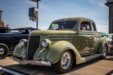 Lübnan, TN - 14 Mayıs 2022: Yerel bir otomobil fuarında 1936 Ford Model 68 Deluxe Coupe 'nin düşük perspektifli ön köşe görüntüsü.