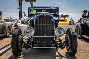 Lübnan, TN - 14 Mayıs 2022: Yerel bir otomobil fuarında 1932 Ford Model B Standart Coupe 'nin düşük perspektifli ön görüntüsü.