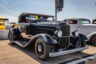 Lübnan, TN - 14 Mayıs 2022: Yerel bir otomobil fuarında 1932 model bir Ford B Deluxe Cabriolet 'in düşük perspektifli ön köşe görüntüsü.
