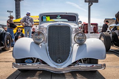 Lübnan, TN - 14 Mayıs 2022: Yerel bir otomobil fuarında 1934 Ford Model 40B Standart 5 vitrinli coupe 'un düşük perspektifli ön görüntüsü.