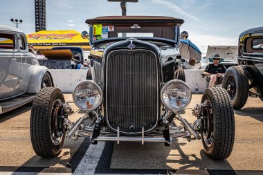 Lübnan, TN - 14 Mayıs 2022: Yerel bir araba fuarında 1932 model bir Ford B Deluxe Cabriolet 'in düşük perspektifli ön görüntüsü.