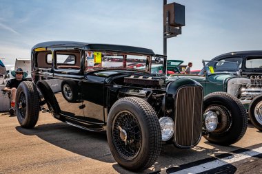 Lübnan, TN - 14 Mayıs 2022: Yerel bir otomobil fuarında 1930 model bir Ford A Tudor Sedan 'ın düşük perspektifli ön köşe görüntüsü.