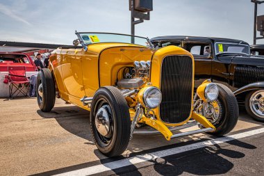 Lübnan, TN - 14 Mayıs 2022: Yerel bir araba fuarında 1932 model bir Ford B Deluxe Roadster 'ın düşük perspektifli ön köşe görüntüsü.