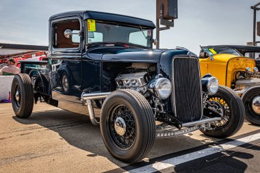 Lübnan, TN - 14 Mayıs 2022: Yerel bir araba fuarında 1934 model bir Ford BB kamyonetin düşük perspektifli ön görüntüsü.