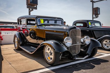 Lübnan, TN - 14 Mayıs 2022: Yerel bir otomobil fuarında 1932 model bir Ford B Deluxe Fordor Sedan 'ın düşük perspektifli ön görüntüsü.