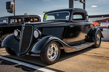 Lübnan, TN - 14 Mayıs 2022: 1934 Ford Model 40B Deluxe 3 Window Coupe 'nin düşük perspektifli ön köşe görüntüsü.