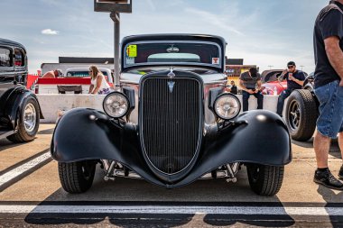 Lübnan, TN - 14 Mayıs 2022: Yerel bir araba fuarında 1934 Ford Model 40B Deluxe 3 Window Coupe 'nin düşük perspektifli ön görüntüsü.