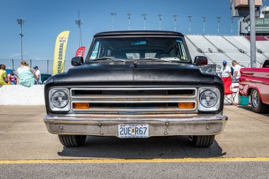 Lübnan, TN - 14 Mayıs 2022: Yerel bir otomobil fuarında 1968 Chevrolet Suburban 'ın düşük perspektifli görüntüsü.