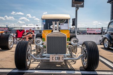 Lübnan, TN - 14 Mayıs 2022: Yerel bir araba fuarında 1923 Ford C Taksi dağıtım kamyonunun düşük perspektifli ön görüntüsü.