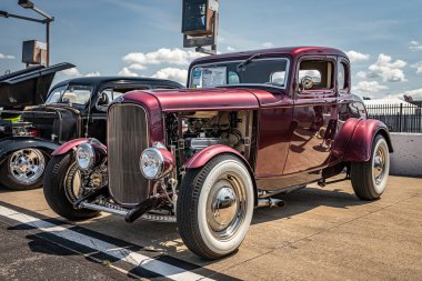 Lübnan, TN - 14 Mayıs 2022: Yerel bir otomobil fuarında özelleştirilmiş 1932 Ford Model B 5 vitrininin düşük perspektifli ön köşe görüntüsü.