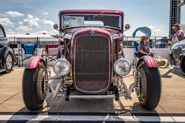 Lübnan, TN - 14 Mayıs 2022: Yerel bir otomobil fuarında özelleştirilmiş 1932 Ford Model B 5 vitrininin düşük perspektifli ön görünümü.