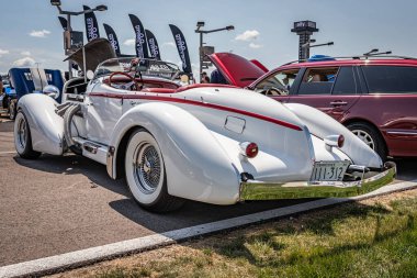 Lübnan, TN - 14 Mayıs 2022: Yerel bir araba fuarında 1936 Auburn 876 model Boattail Speedster 'ın düşük perspektifli arka köşe görüntüsü.