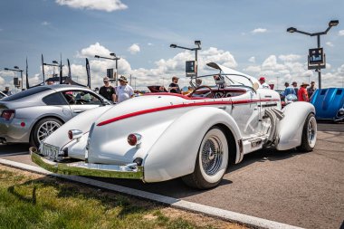 Lübnan, TN - 14 Mayıs 2022: Yerel bir araba fuarında 1936 Auburn 876 model Boattail Speedster 'ın düşük perspektifli arka köşe görüntüsü.