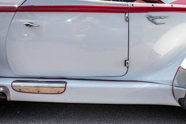 Lübnan, TN - 14 Mayıs 2022: Yerel bir araba fuarında 1936 Auburn 876 model Boattail Speedster 'ın düşük perspektifli yan görünümü.
